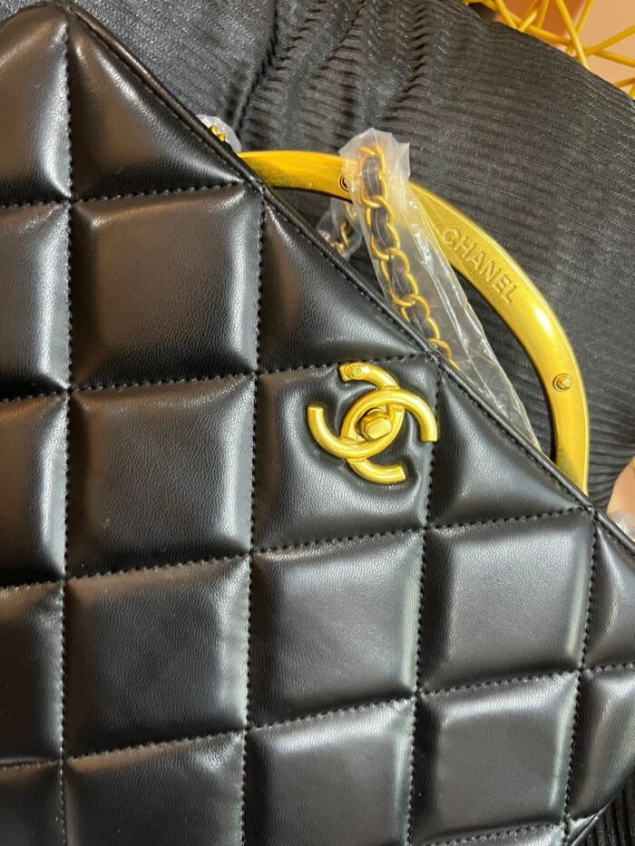 Chanel black and gold handbag beautifly. Com. Pk 1