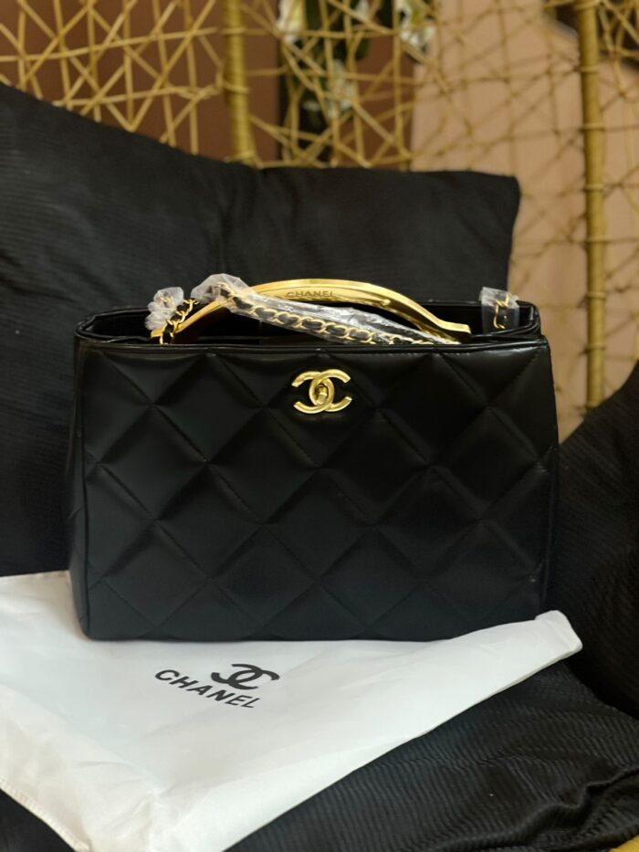 Chanel black and gold handbag beautifly. Com. Pk